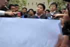 開發商和剛性需求購房者在降價風波后的表情對比