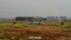 四川樂山：水槍灑水制造領(lǐng)導(dǎo)“冒雨視察”場(chǎng)景(圖)